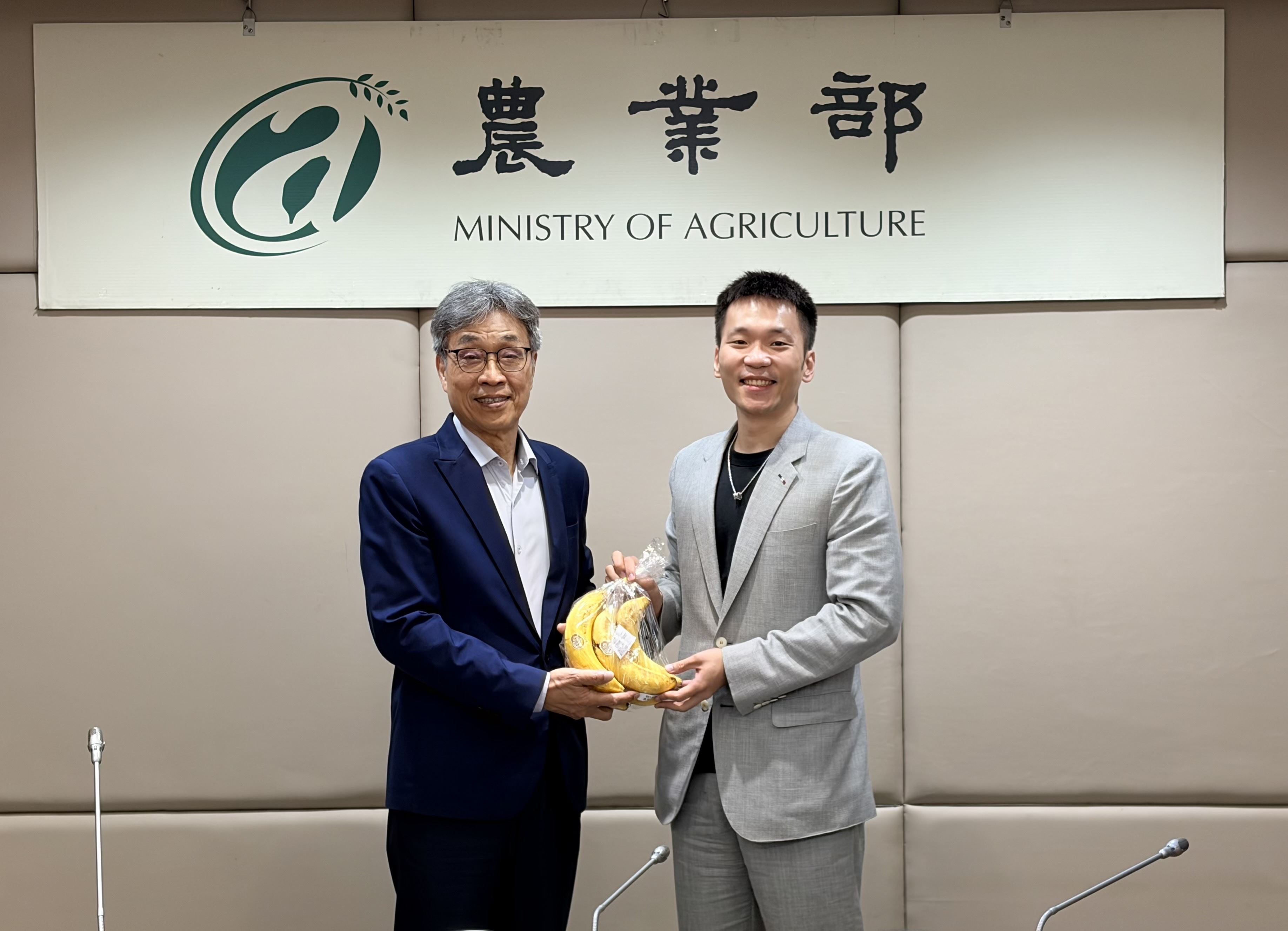 農業部陳駿季部長致贈運動李洋部長臺灣當季農特產品，盼共同行銷臺灣農業。.jpg