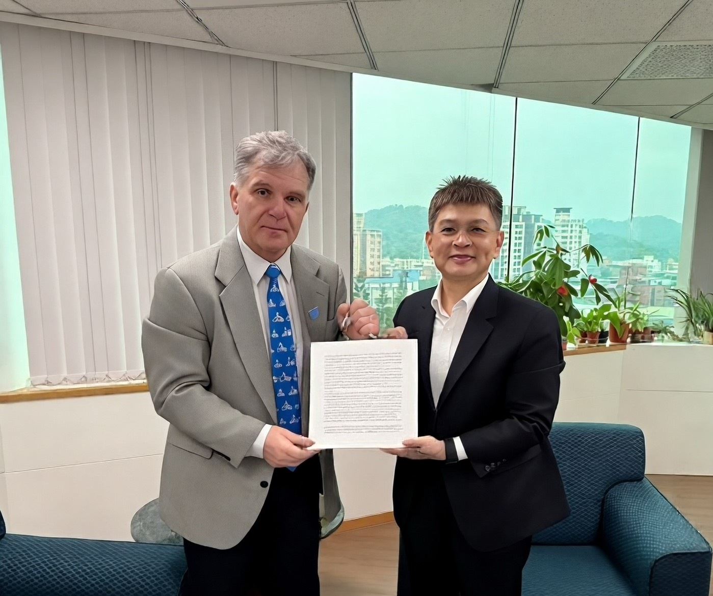 世界自行車日創辦人Leszek Sibilski博士與運動部全民運動署房瑞文署長交流。.jpg